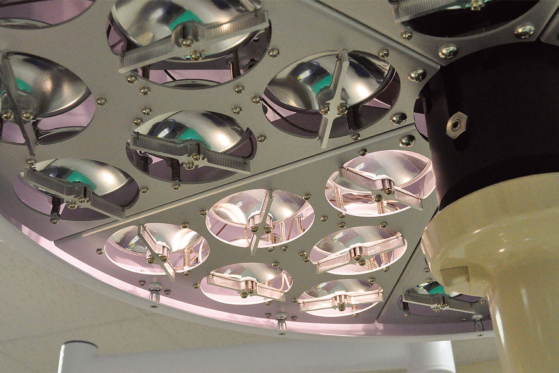 SLJ - Low Ceiling Glareless LED Operating Light - 3