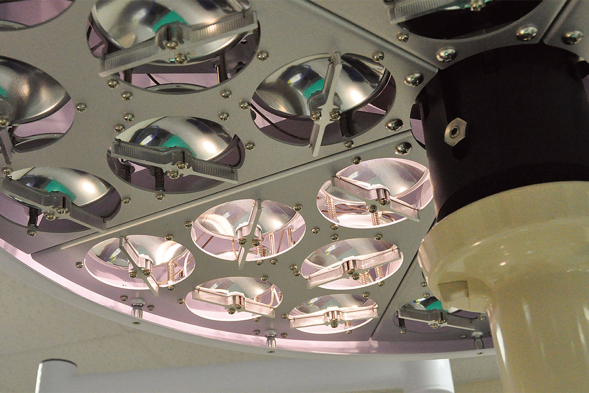 SLJ Mobile - Mobile Glareless LED Operating Light - Sturdy - 3