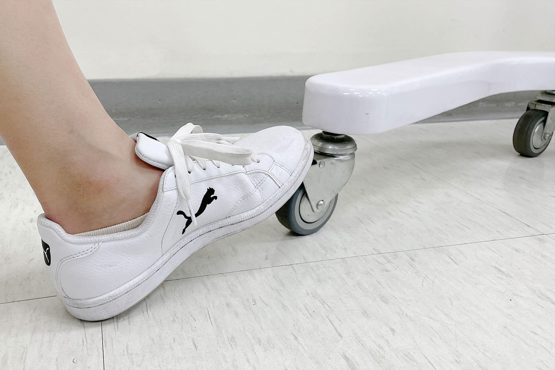 SLJ Mobile - Mobile Glareless LED Operating Light - Sturdy - 4